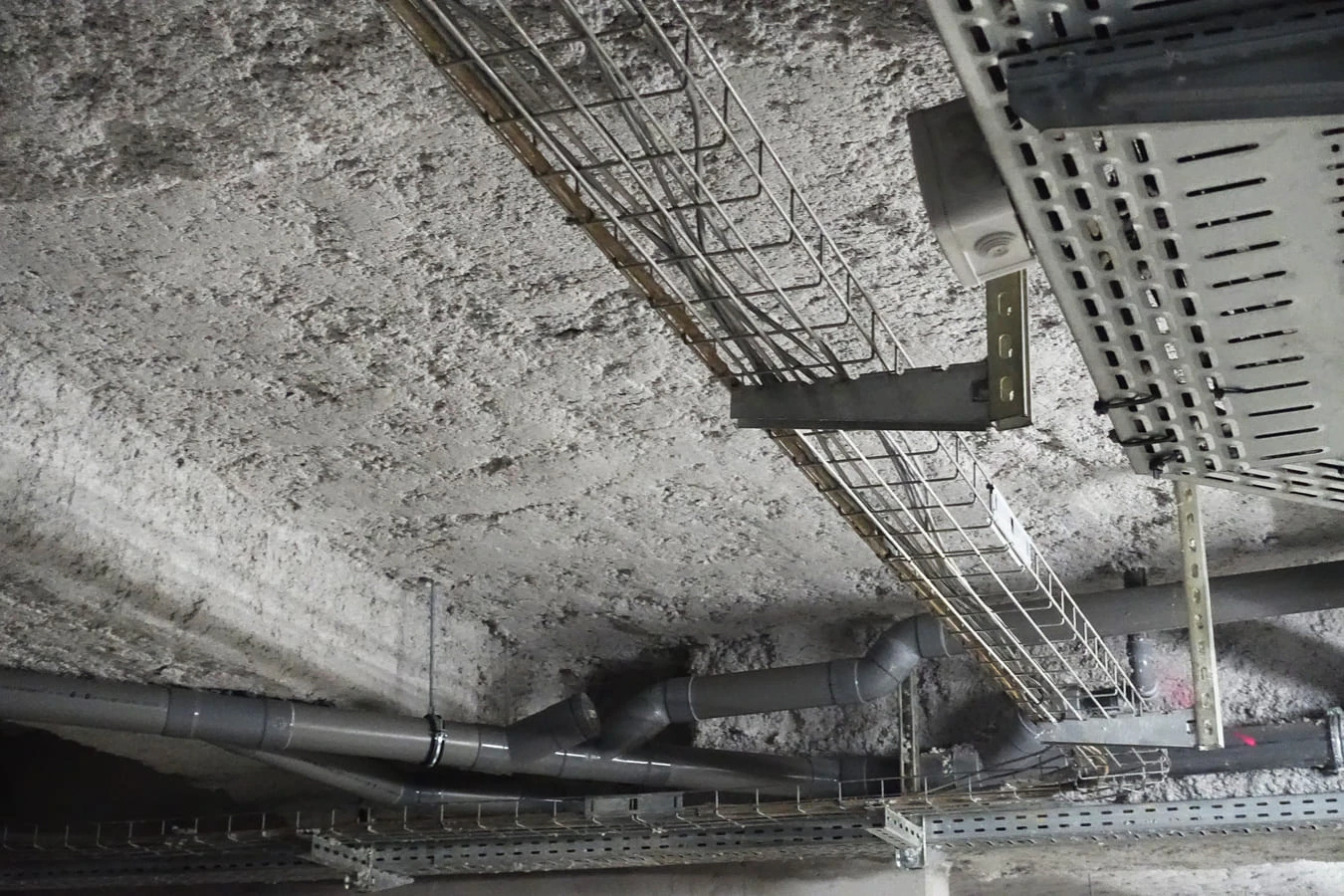 Appliquer isolation par flocage coupe-feu et thermique avec SOREF BÉTON